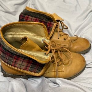 Women’s size 7 brown and Red Lace-Up Boots with Foldable Cuff